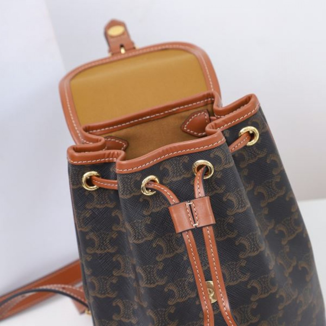 トレンディで魅力的な CELINE セリーヌ コピー バックパック エレガンス 