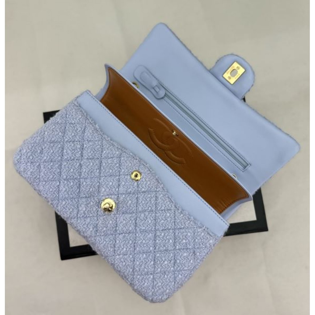 上品な光沢感 CELINE コピー ショルダーバッグ 個性派アイテム
