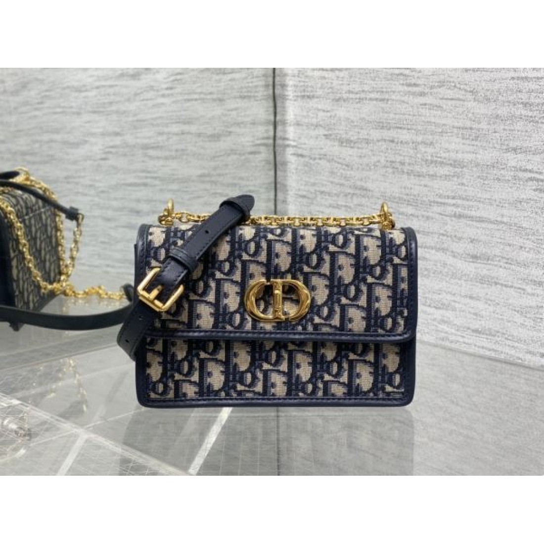 優美でフェミニンな DIOR ディオール コピー ショルダーバッグ 洗練されたシルエット