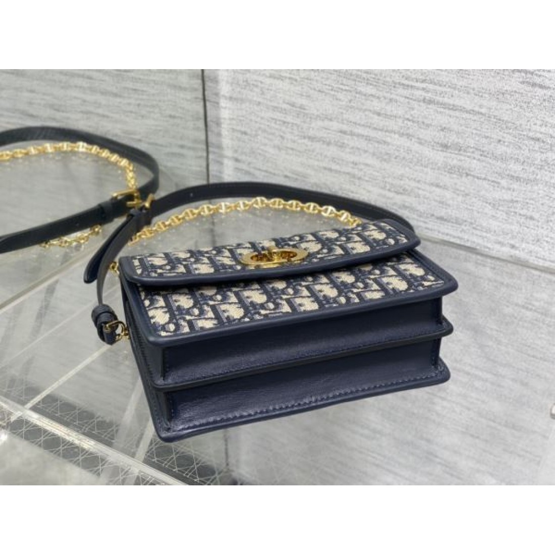 優美でフェミニンな DIOR ディオール コピー ショルダーバッグ 洗練されたシルエット