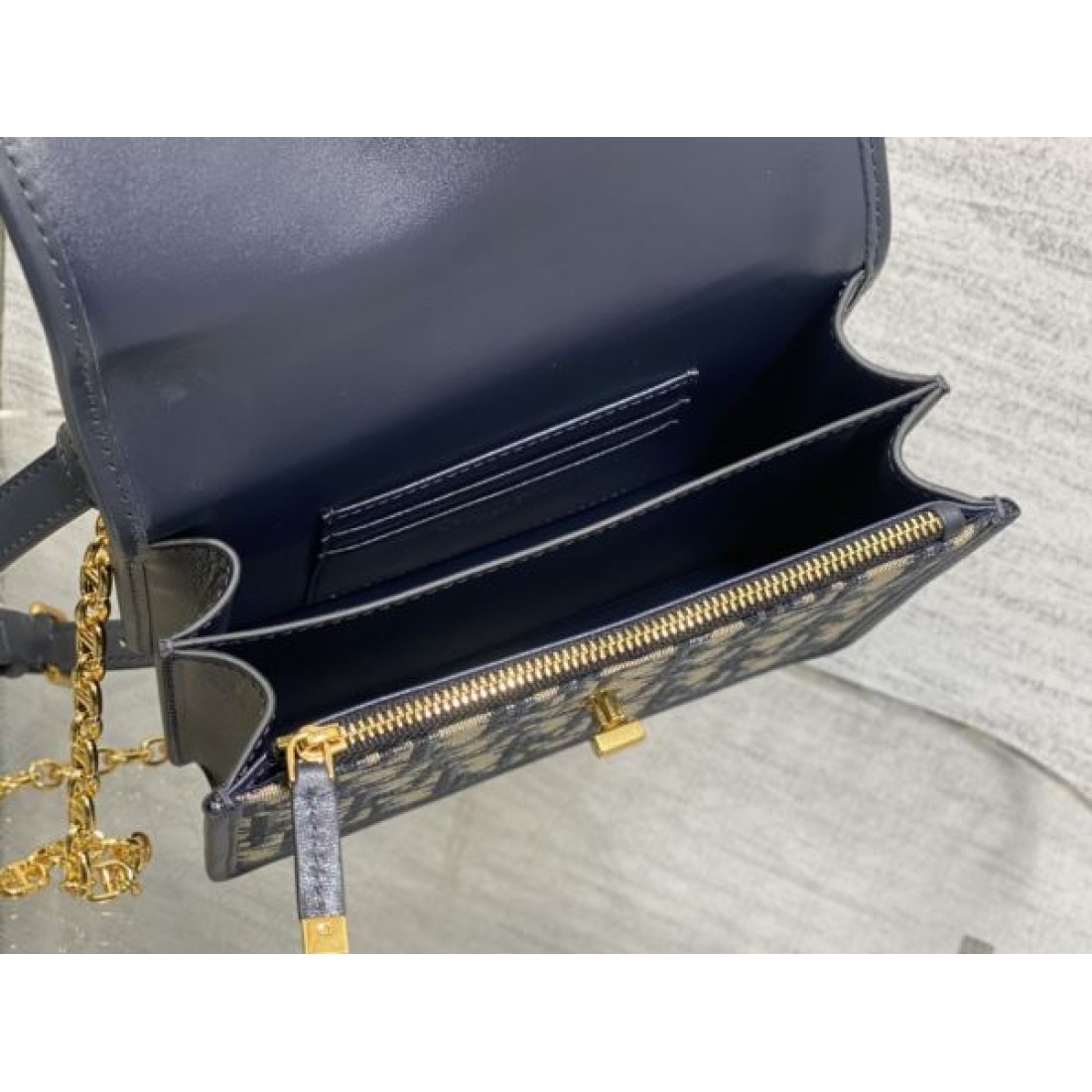 優美でフェミニンな DIOR ディオール コピー ショルダーバッグ 洗練されたシルエット