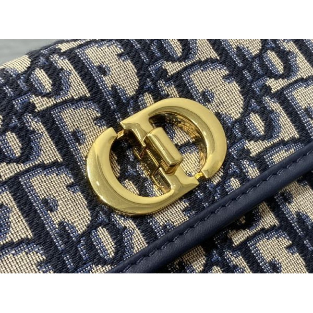 優美でフェミニンな DIOR ディオール コピー ショルダーバッグ 洗練されたシルエット