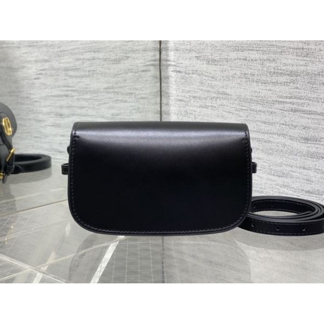 ラグジュアリー感溢れる DIOR ディオール コピー ショルダーバッグ 繊細で女性らしい