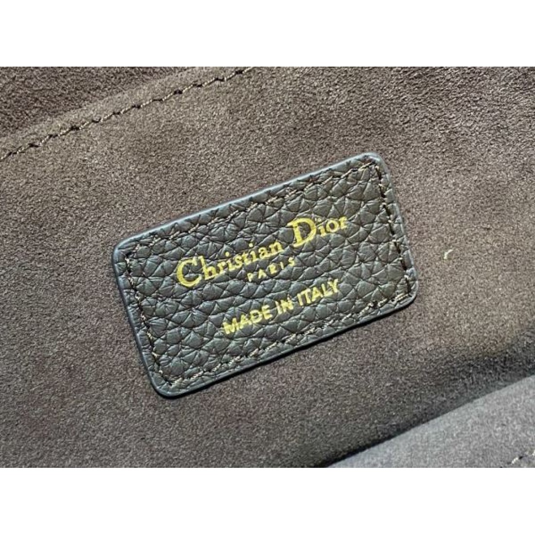 DIOR ディオール コピー ショルダーバッグ クラシックな魅力と軽やかさを両立した逸品