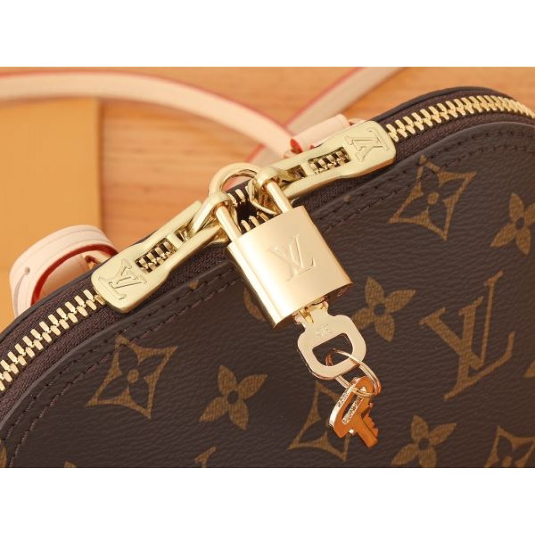 LOUIS VUITTON コピー バックパック ロゴ 大好評アイテム ルイヴィトン