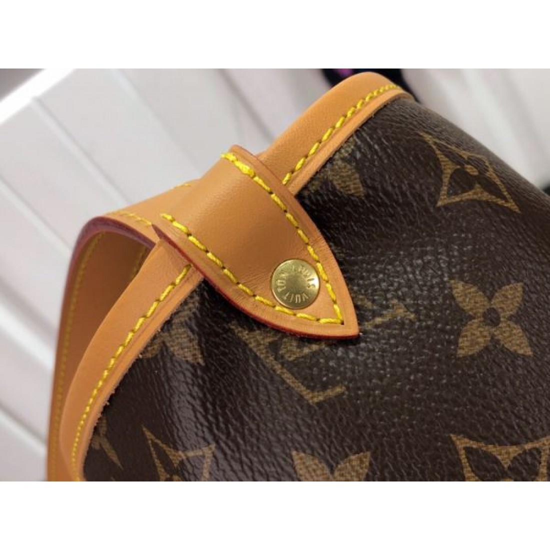 高級感漂う LOUIS VUITTON ルイヴィトン コピー ショルダーバッグ 優雅で洗練された