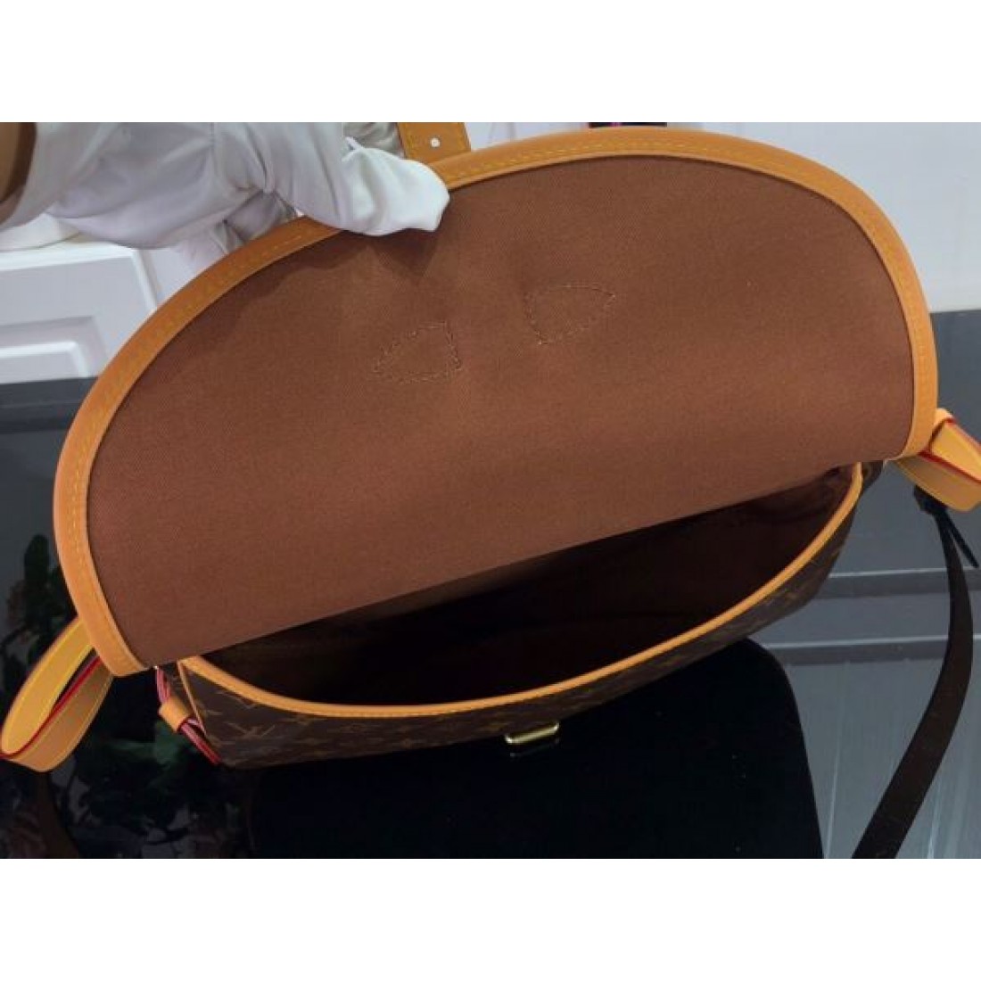 高級感漂う LOUIS VUITTON ルイヴィトン コピー ショルダーバッグ 優雅で洗練された