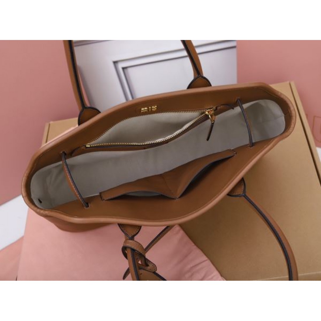 トレンド感ある MIU MIU ミュウミュウ コピー トートバッグ 可愛さと実用性の融合
