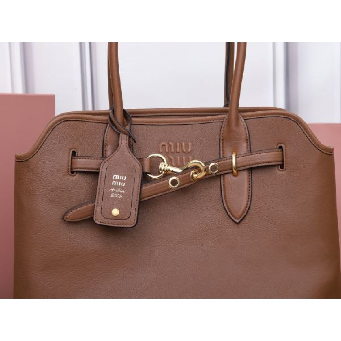 トレンド感ある MIU MIU ミュウミュウ コピー トートバッグ 可愛さと実用性の融合