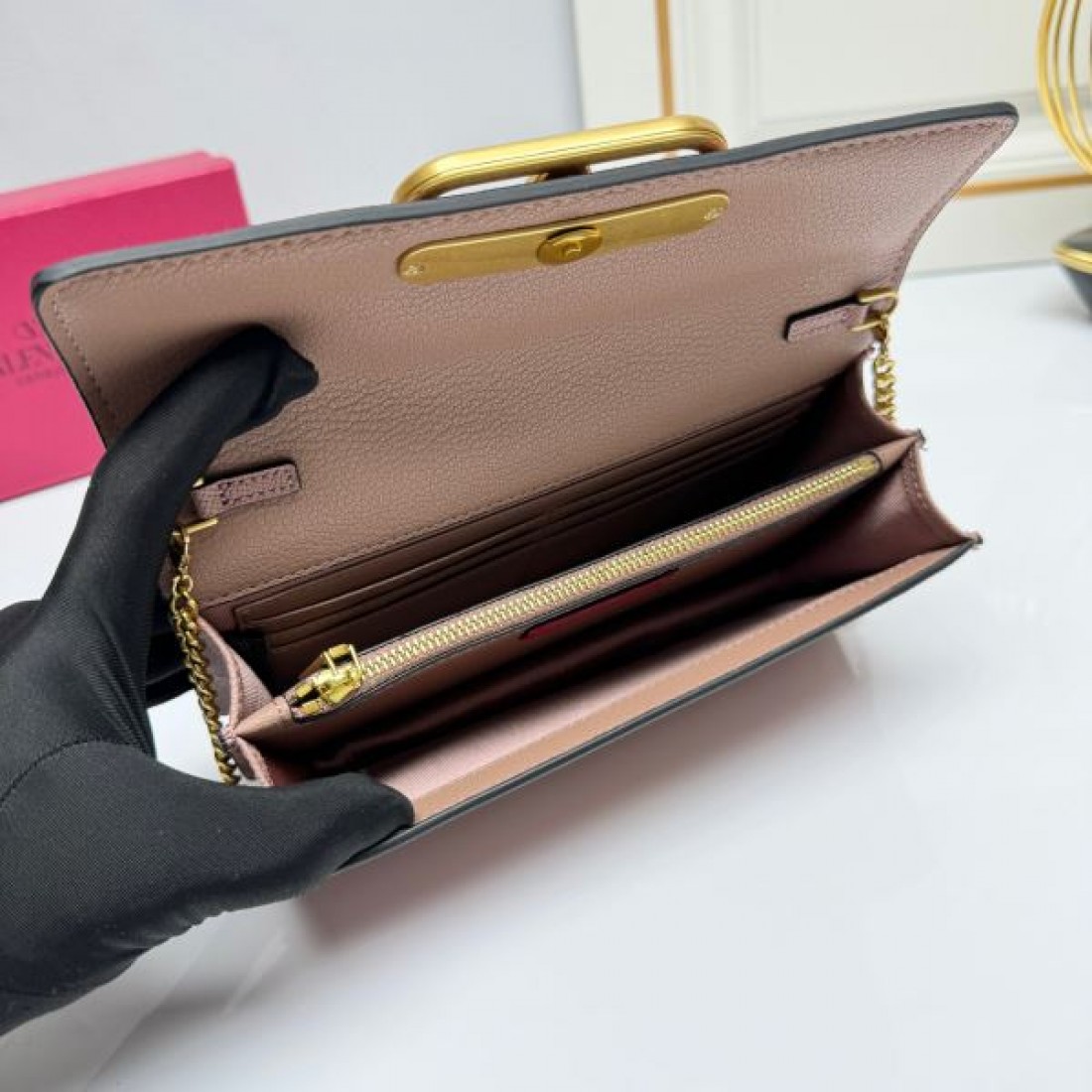 絶対欲しくなる VALENTINO ヴァレンティノ コピー ショルダーバッグ 軽やか