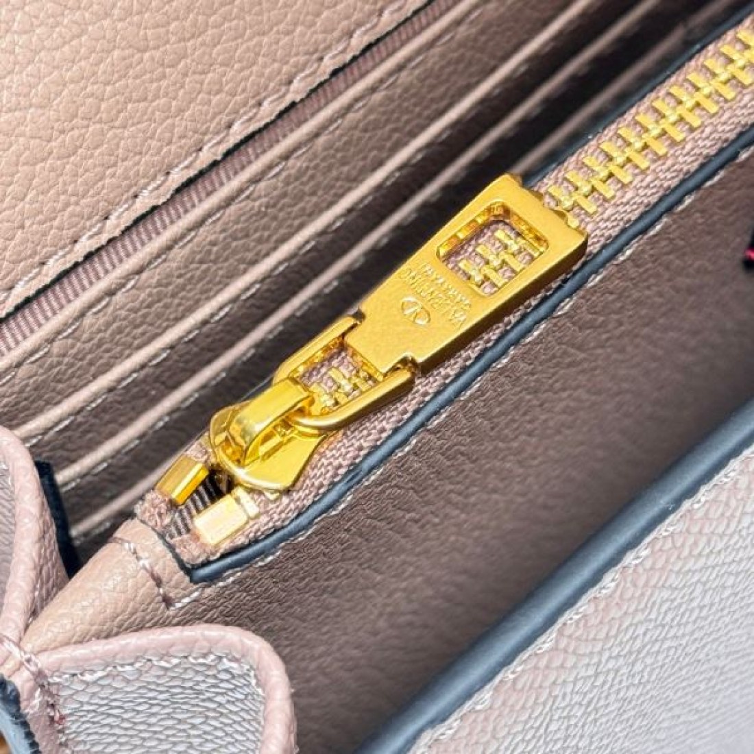 絶対欲しくなる VALENTINO ヴァレンティノ コピー ショルダーバッグ 軽やか