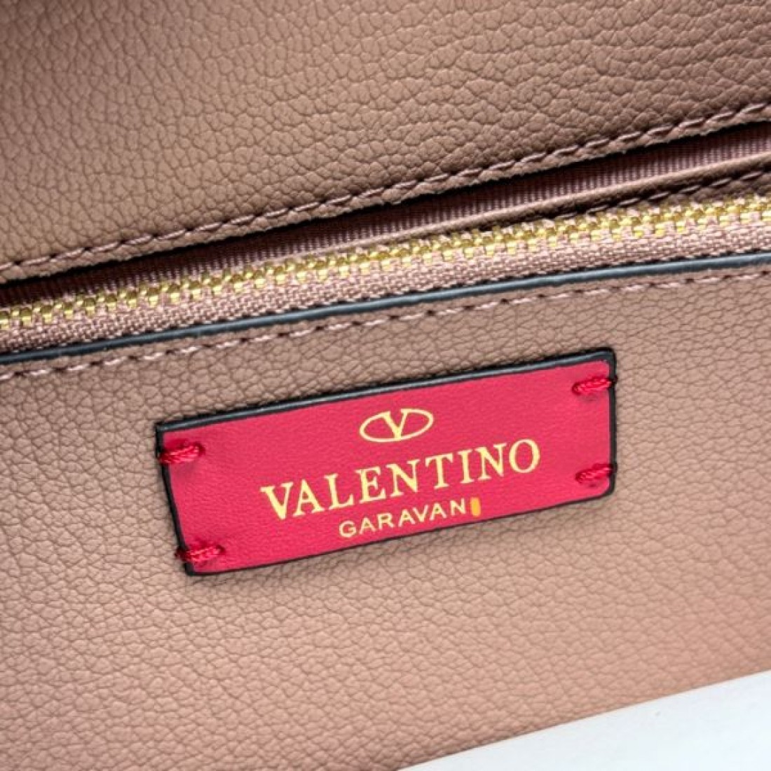 絶対欲しくなる VALENTINO ヴァレンティノ コピー ショルダーバッグ 軽やか