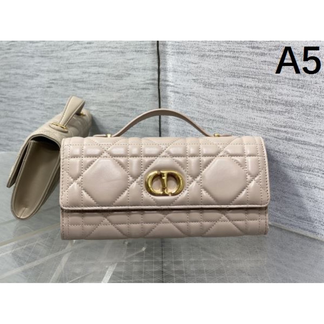 シンプルで上品な YSL イヴ サンローラン コピー トートバッグ 軽やかで大人な印象