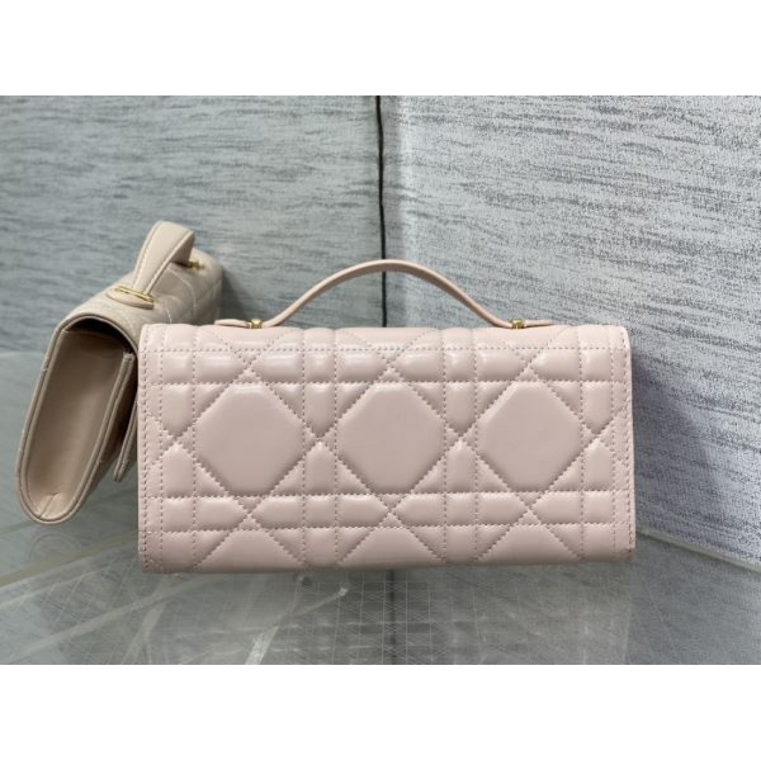 シンプルで上品な YSL イヴ サンローラン コピー トートバッグ 軽やかで大人な印象