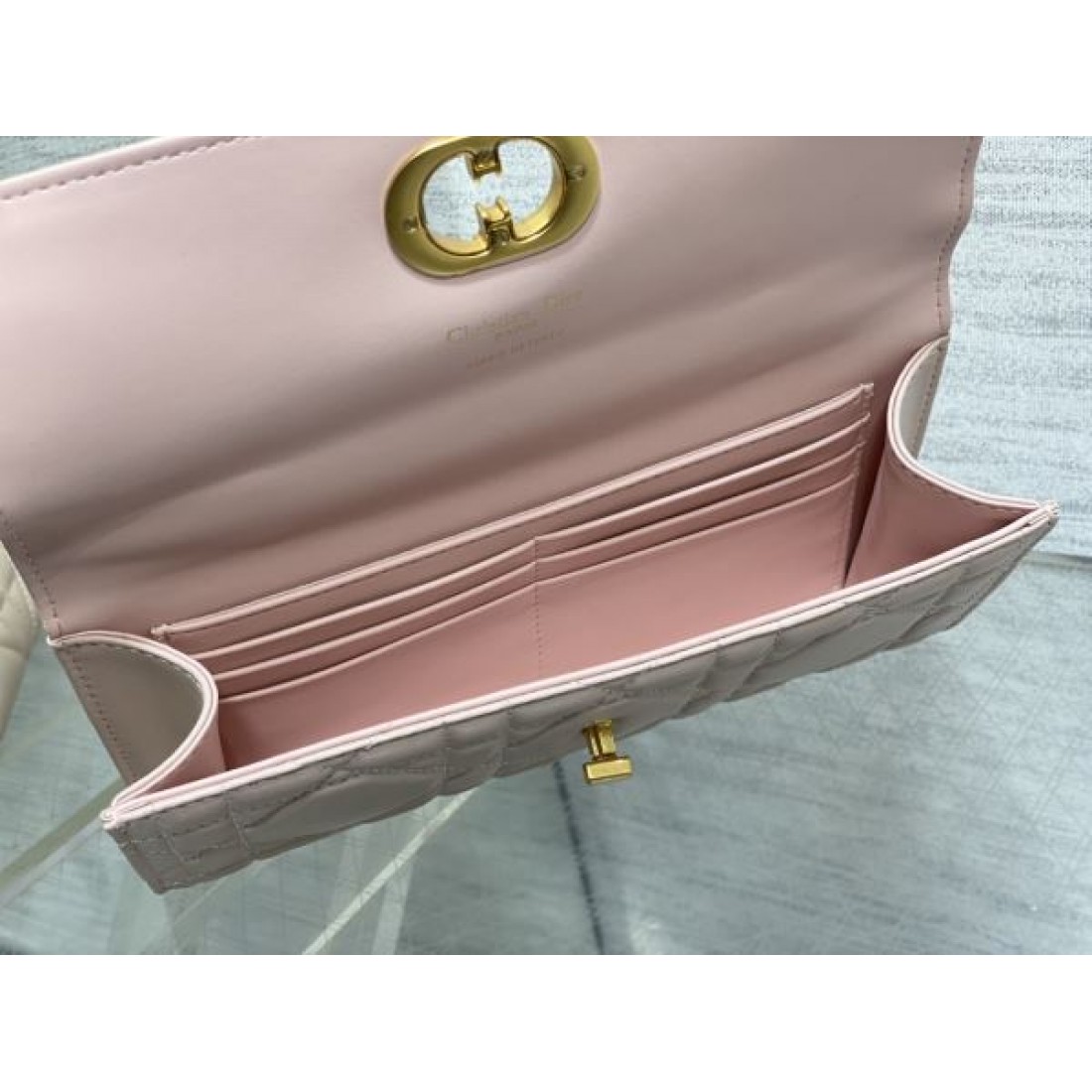シンプルで上品な YSL イヴ サンローラン コピー トートバッグ 軽やかで大人な印象