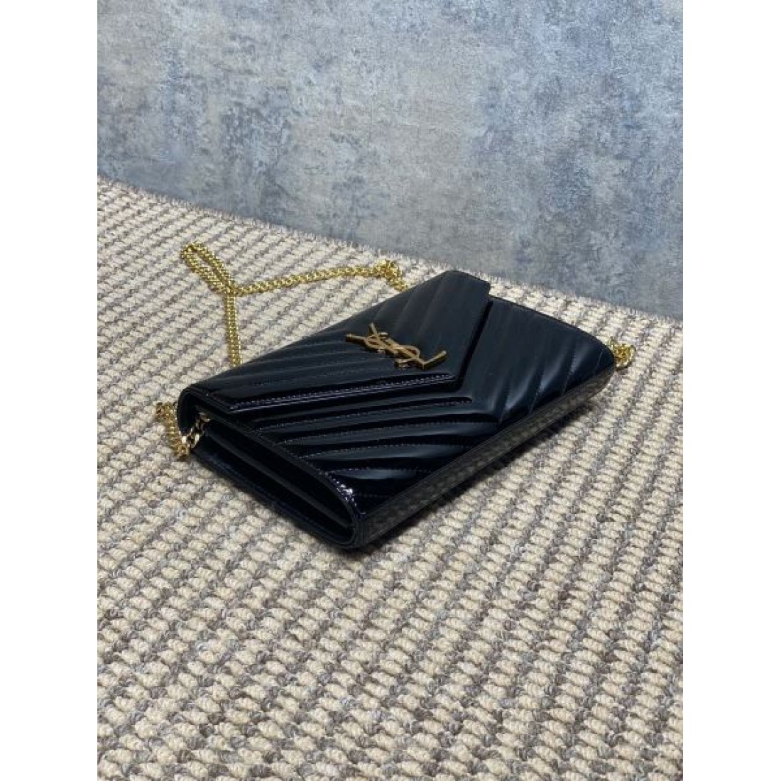 YSL イヴ サンローラン コピー ショルダーバッグ 贅沢な雰囲気と気品漂う