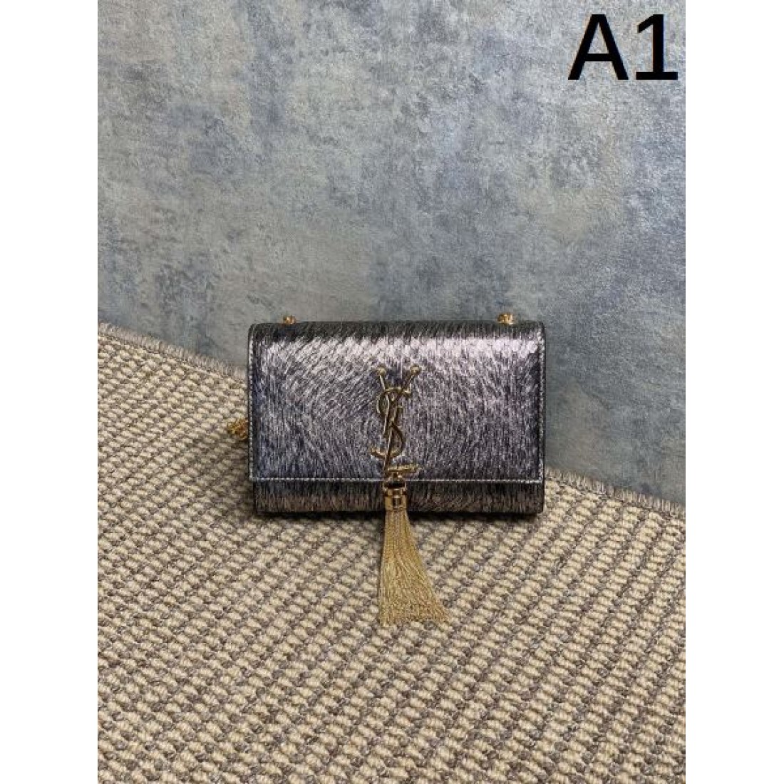 トレンディな魅力溢れる YSL イヴ サンローラン コピー ショルダーバッグ