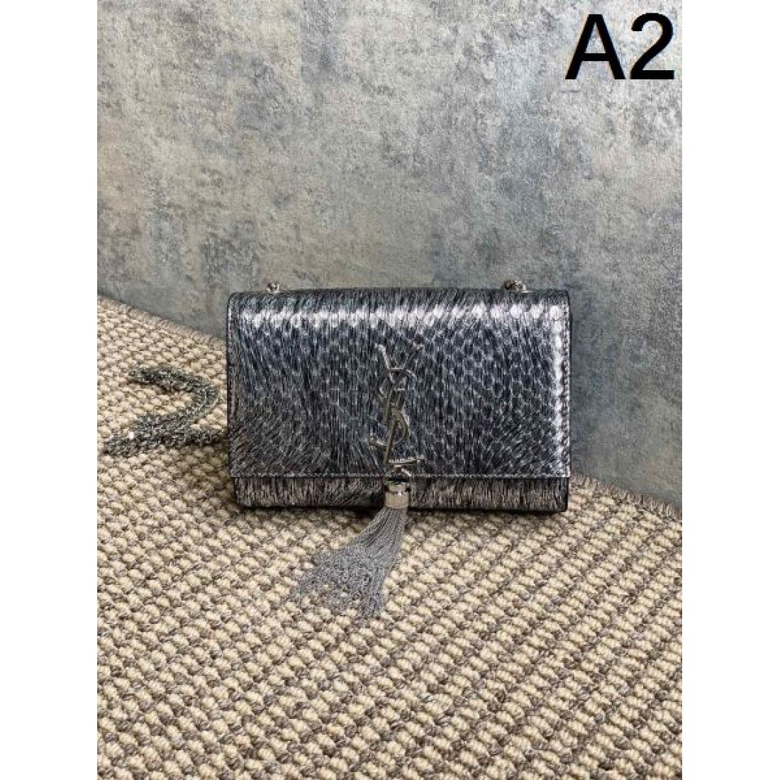 トレンディな魅力溢れる YSL イヴ サンローラン コピー ショルダーバッグ