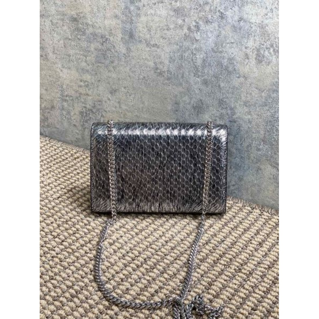 トレンディな魅力溢れる YSL イヴ サンローラン コピー ショルダーバッグ