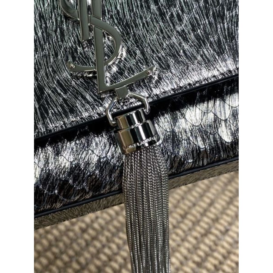 トレンディな魅力溢れる YSL イヴ サンローラン コピー ショルダーバッグ
