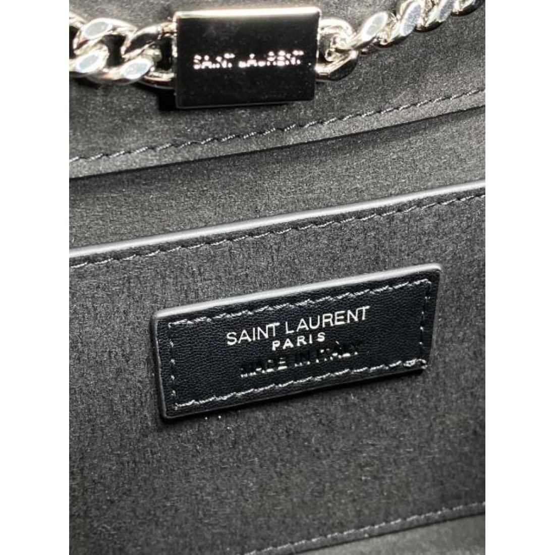 トレンディな魅力溢れる YSL イヴ サンローラン コピー ショルダーバッグ