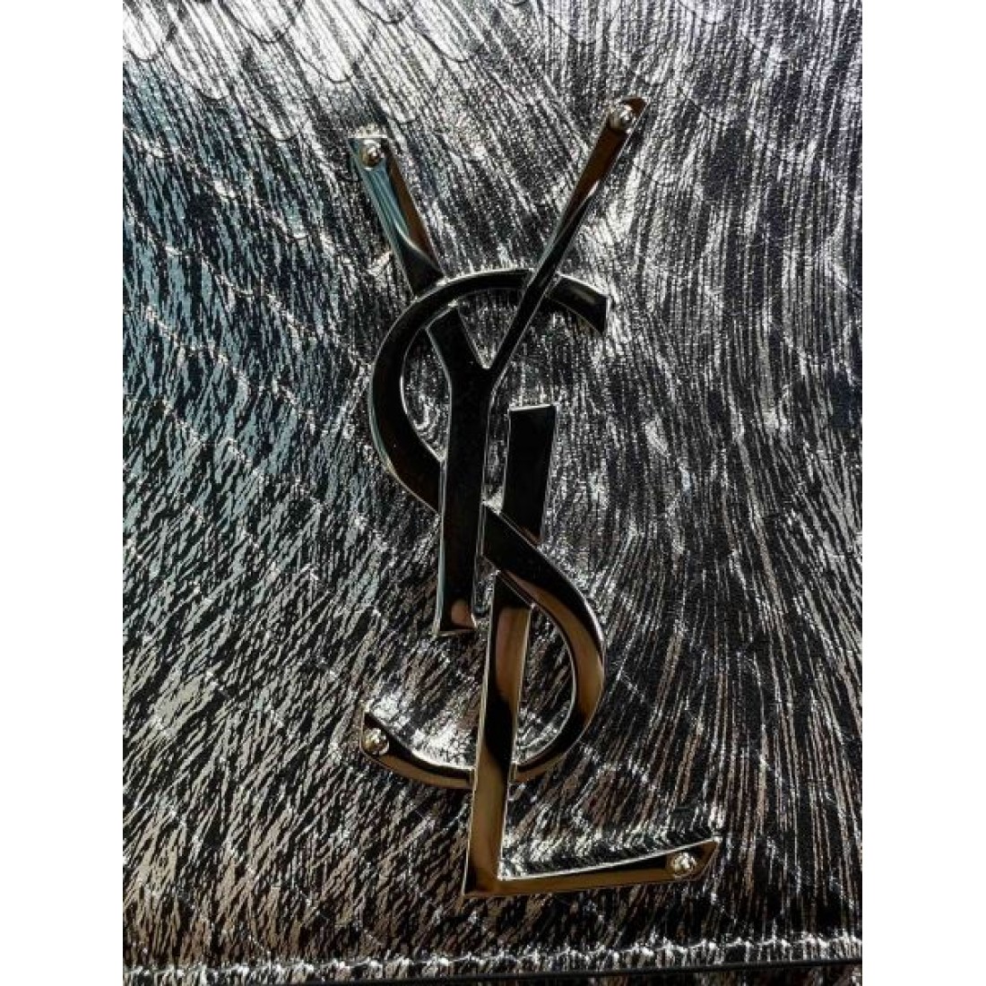 YSL イヴ サンローラン コピー ショルダーバッグ 大人の女性に似合う洗練デザイン