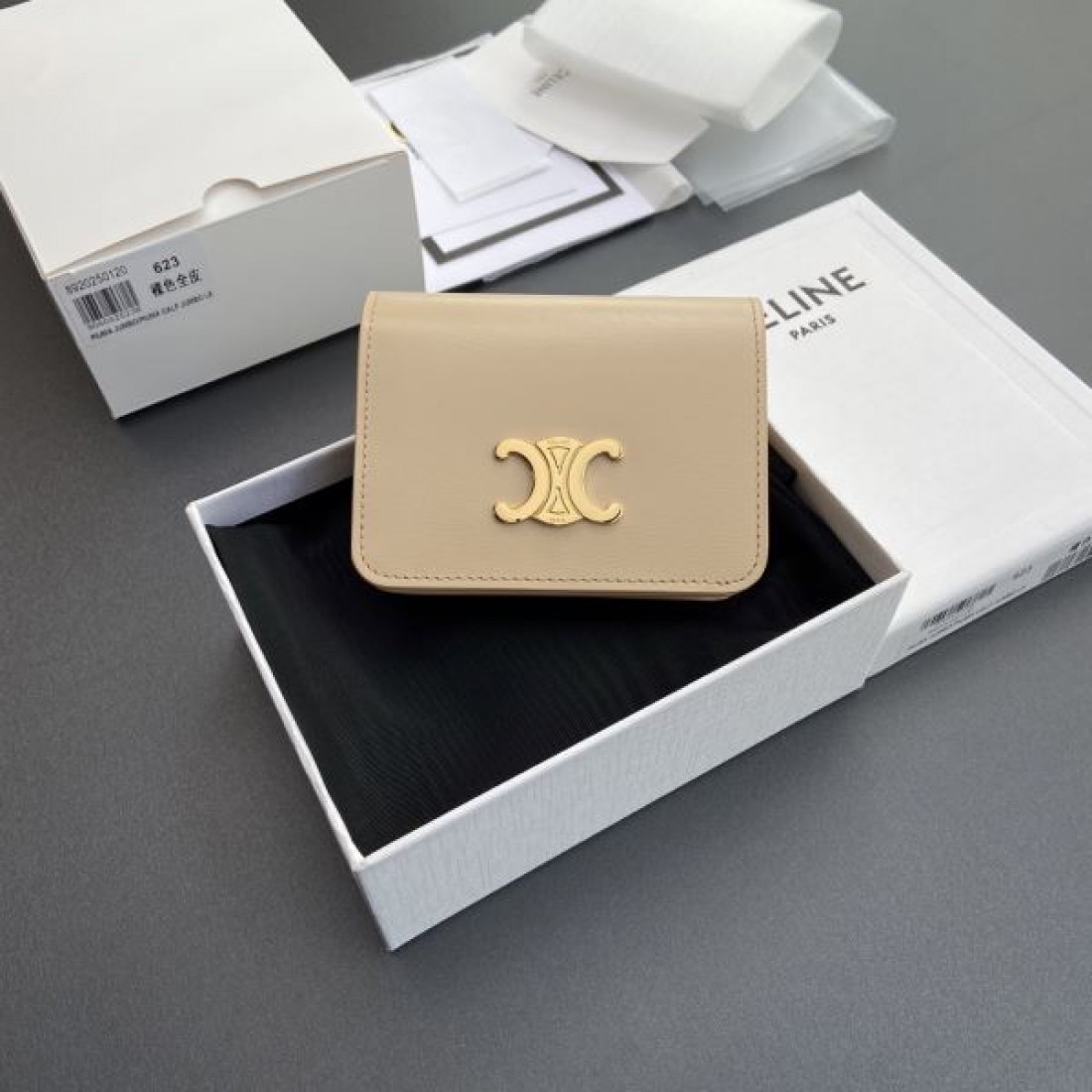 エレガントで上質な CELINE セリーヌ コピー 二つ折り財布 スタイリッシュ