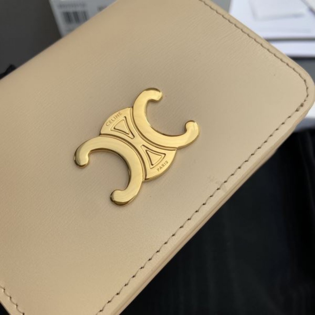 エレガントで上質な CELINE セリーヌ コピー 二つ折り財布 スタイリッシュ