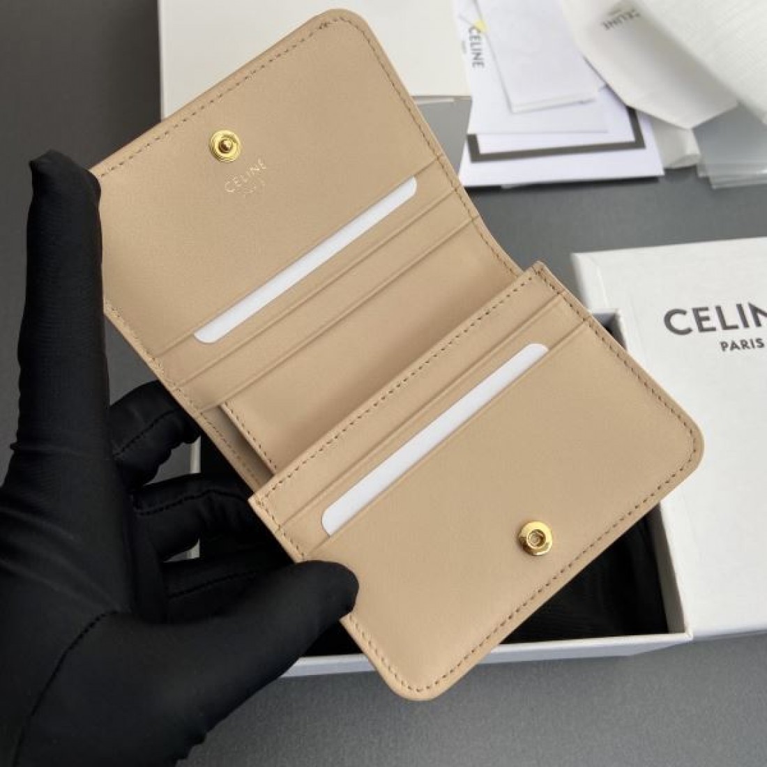 エレガントで上質な CELINE セリーヌ コピー 二つ折り財布 スタイリッシュ