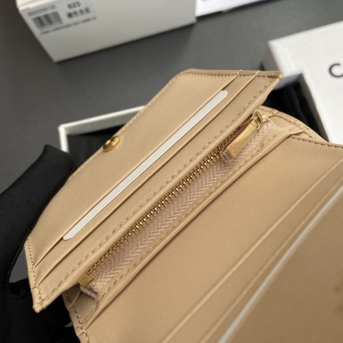 エレガントで上質な CELINE セリーヌ コピー 二つ折り財布 スタイリッシュ