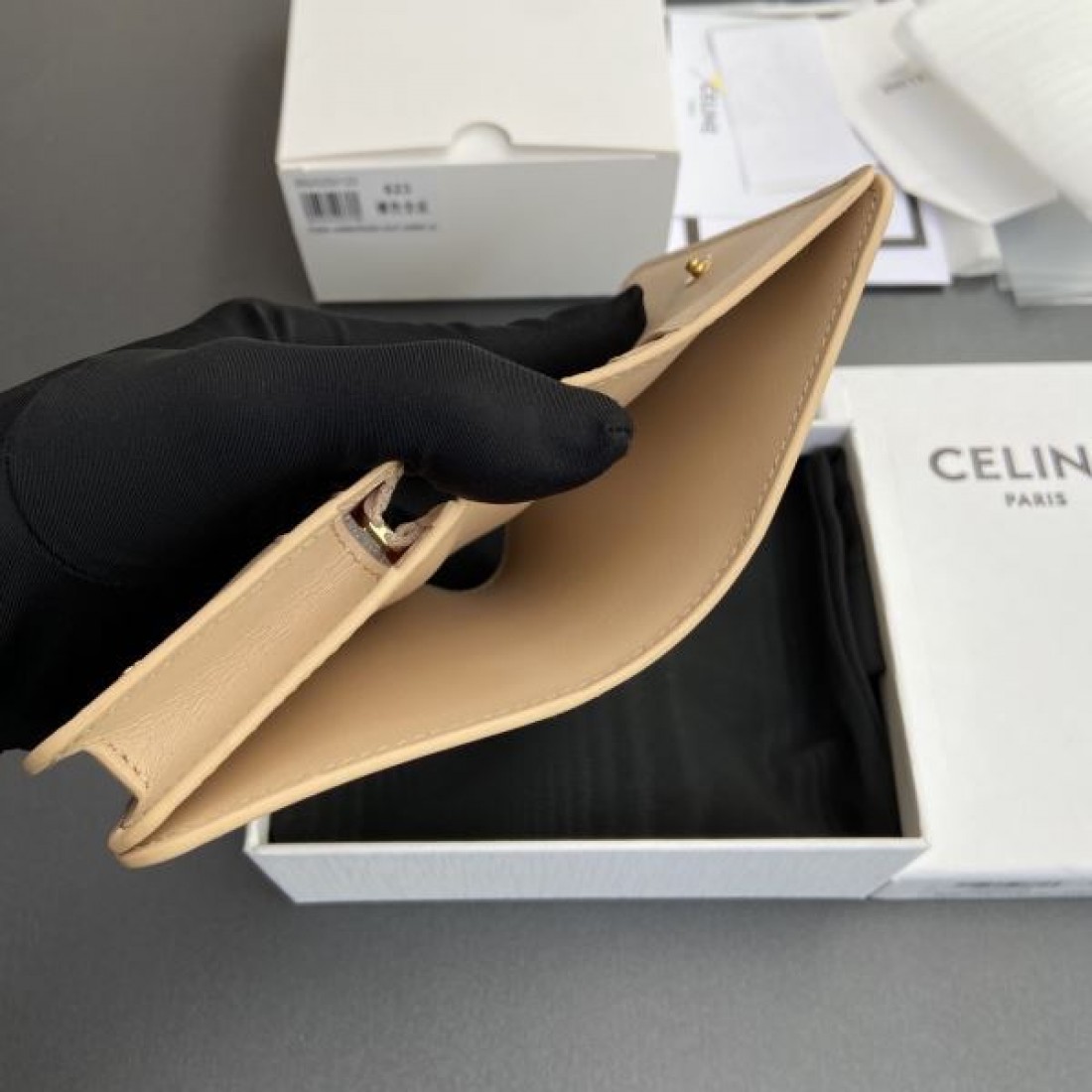 エレガントで上質な CELINE セリーヌ コピー 二つ折り財布 スタイリッシュ