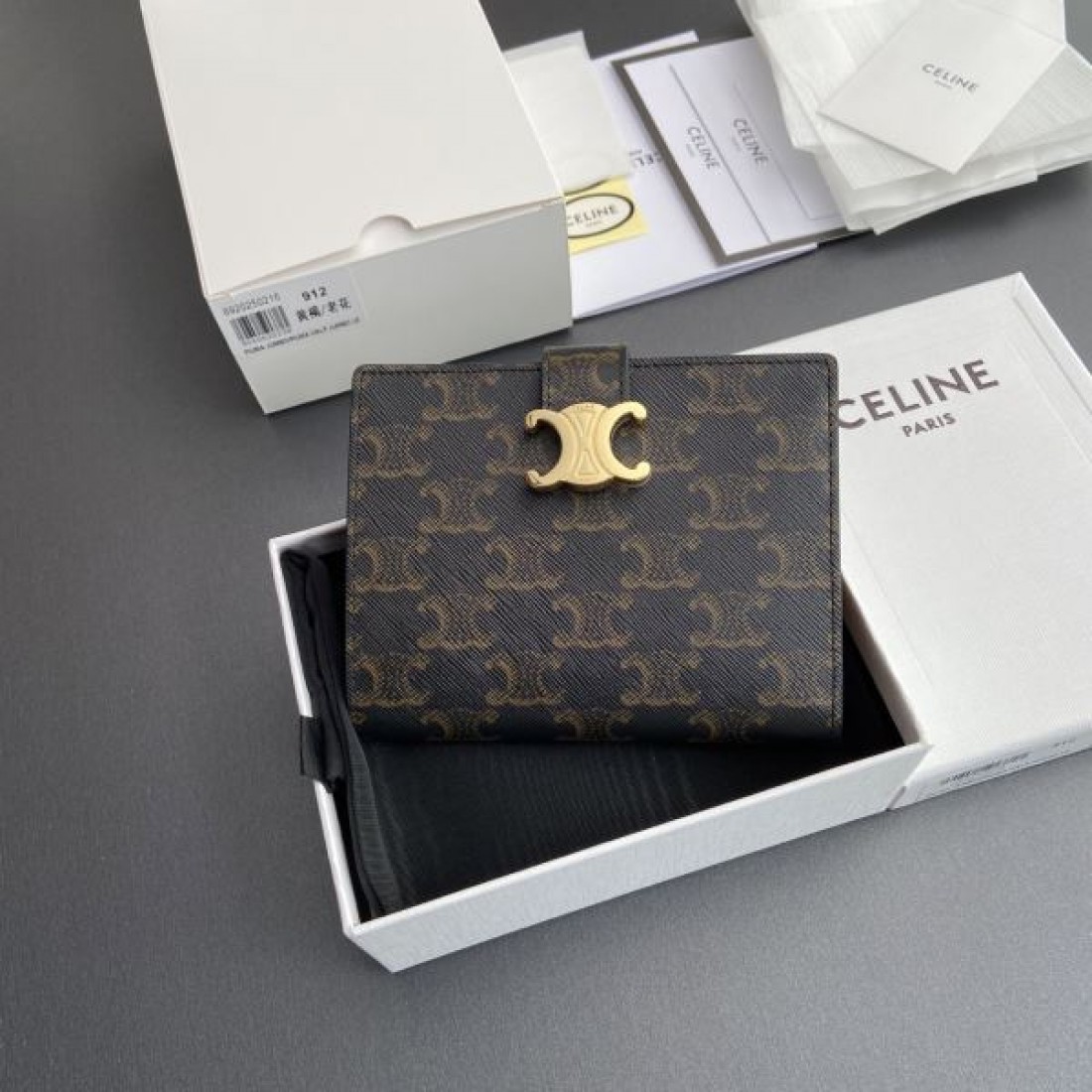 CELINE セリーヌ コピー 二つ折り財布 シンプルで落ち着いた 洗練された