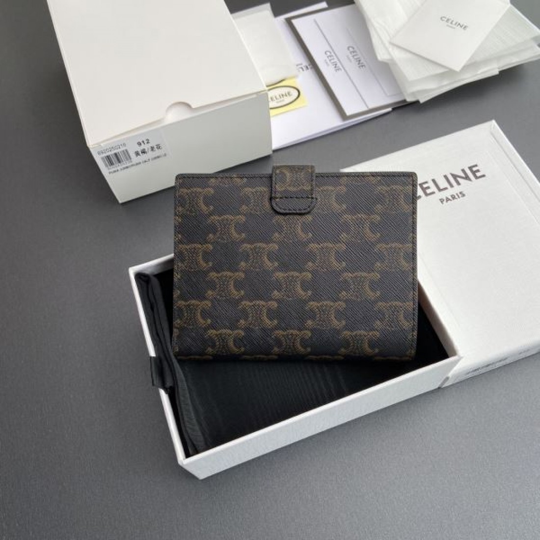 CELINE セリーヌ コピー 二つ折り財布 シンプルで落ち着いた 洗練された