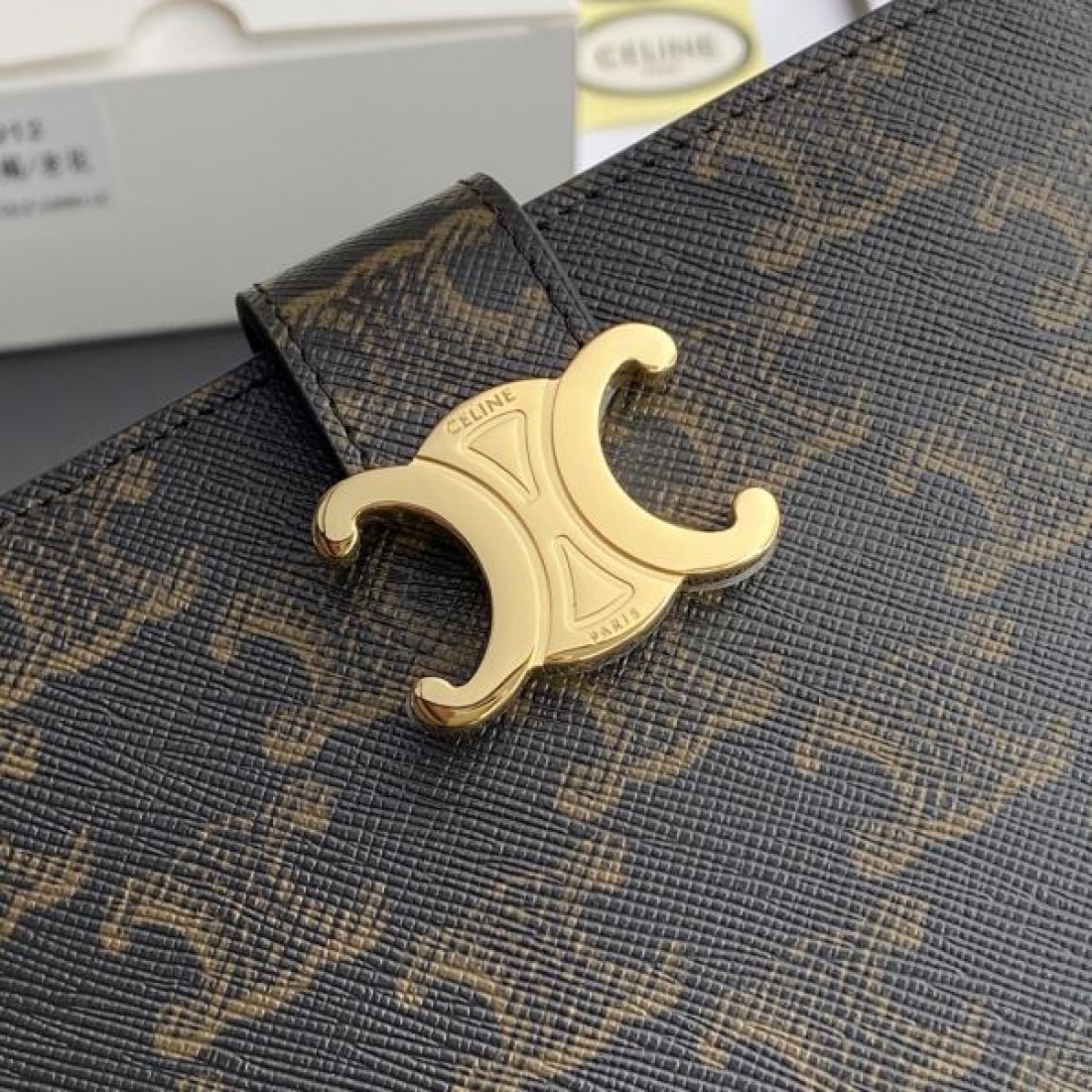 CELINE セリーヌ コピー 二つ折り財布 シンプルで落ち着いた 洗練された