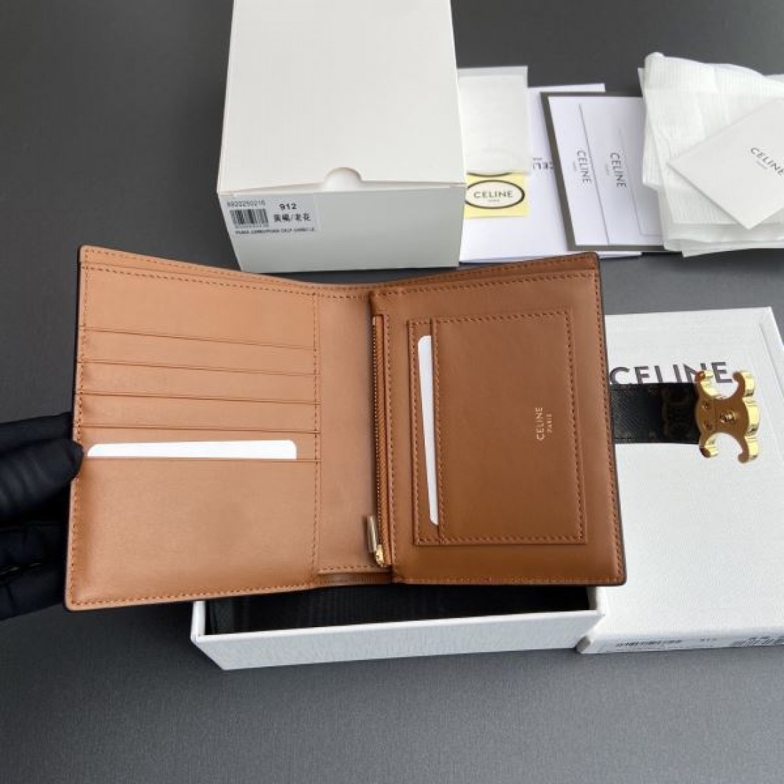 CELINE セリーヌ コピー 二つ折り財布 シンプルで落ち着いた 洗練された