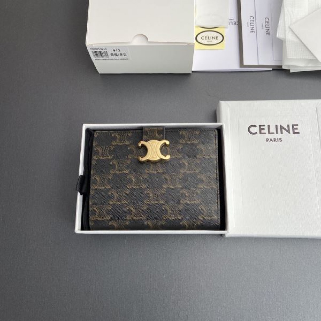 CELINE セリーヌ コピー 二つ折り財布 シンプルで落ち着いた 洗練された