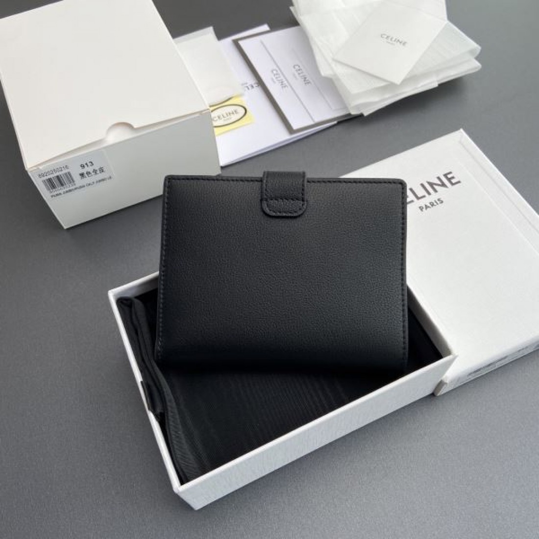 モダンで軽やかな CELINE セリーヌ コピー 二つ折り財布 コンパクトな