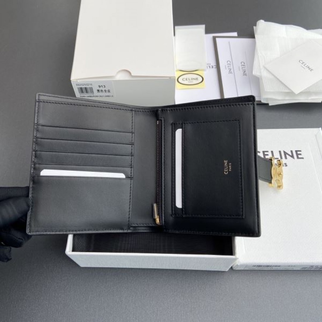 モダンで軽やかな CELINE セリーヌ コピー 二つ折り財布 コンパクトな