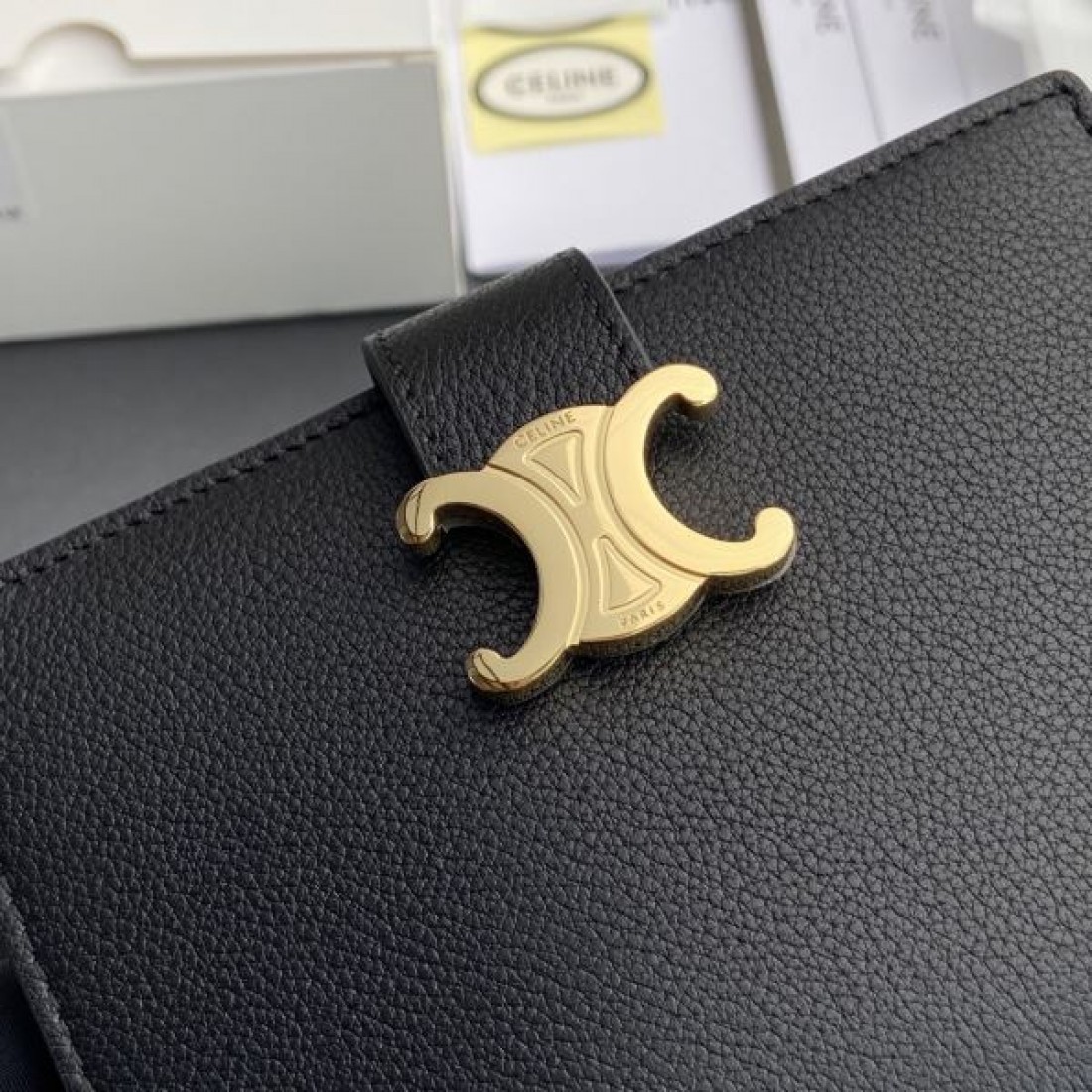 モダンで軽やかな CELINE セリーヌ コピー 二つ折り財布 コンパクトな
