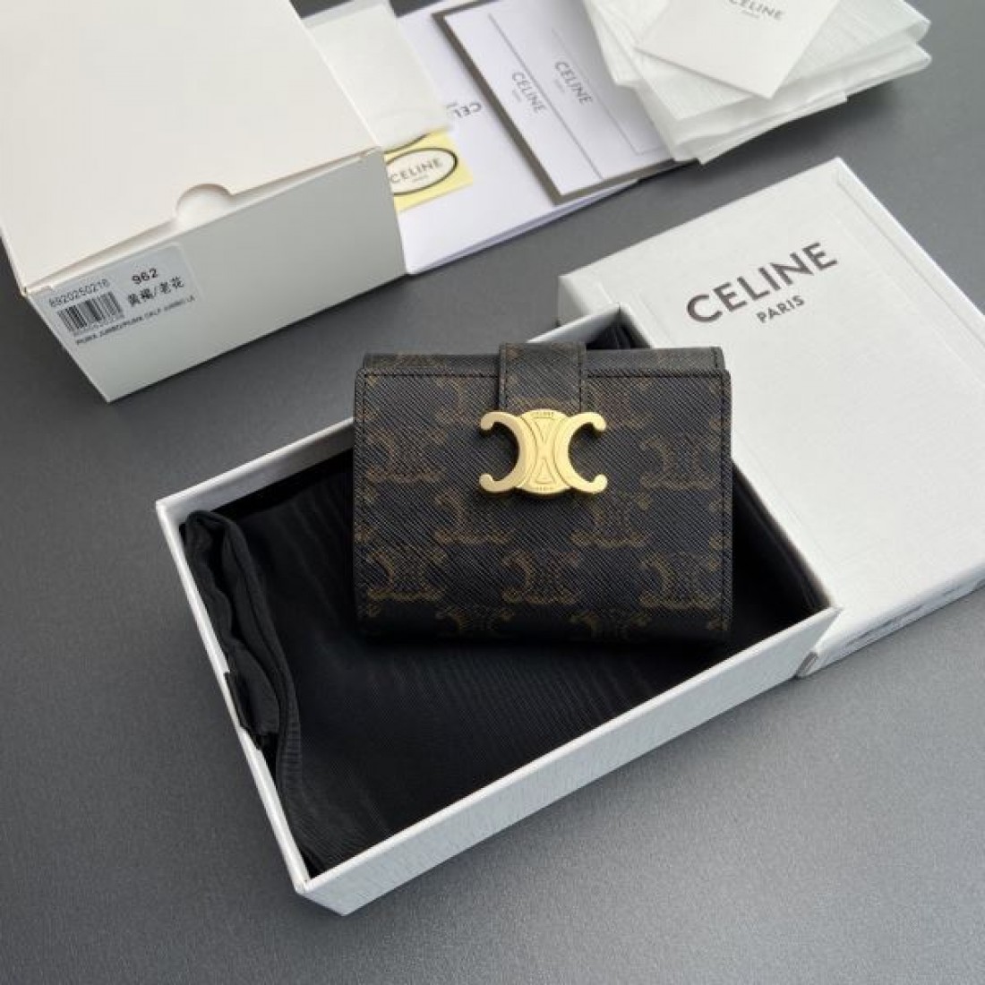 CELINE セリーヌ コピー 三つ折り財布 上品で軽やかな 柔らかな質感