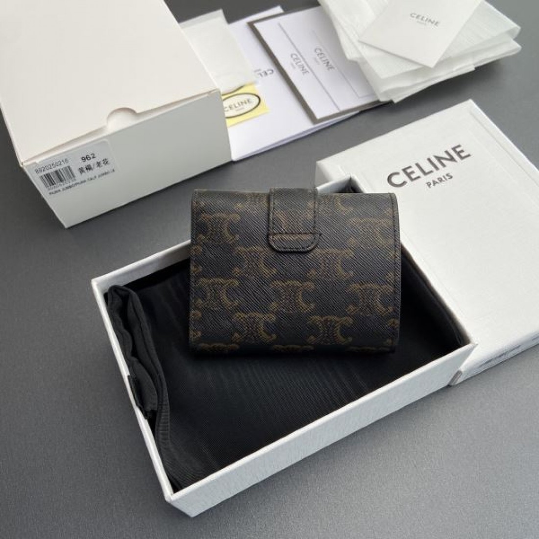 CELINE セリーヌ コピー 三つ折り財布 上品で軽やかな 柔らかな質感