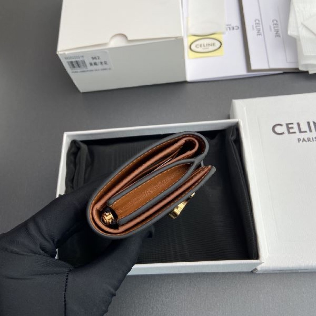 CELINE セリーヌ コピー 三つ折り財布 上品で軽やかな 柔らかな質感