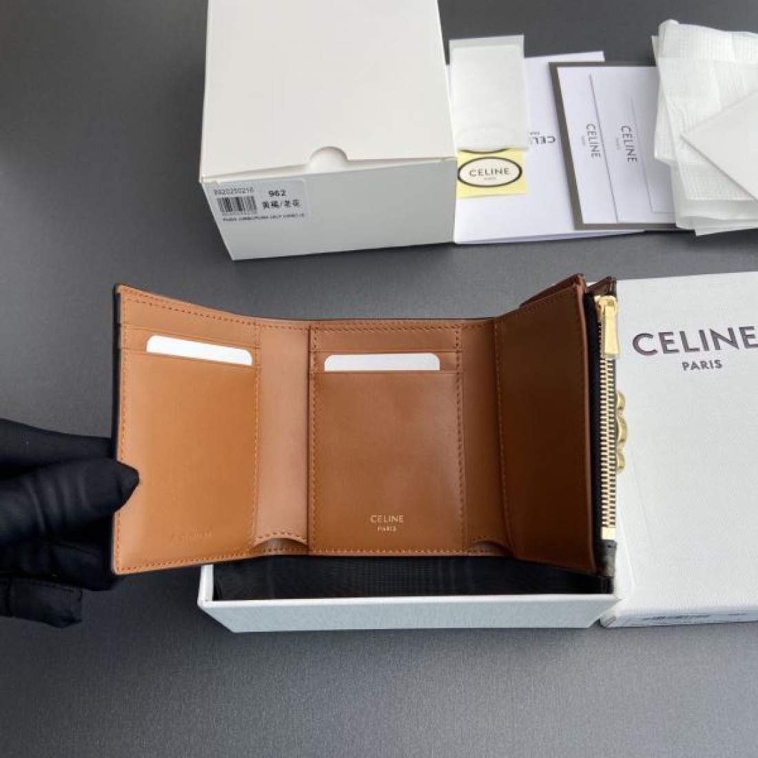 CELINE セリーヌ コピー 三つ折り財布 上品で軽やかな 柔らかな質感