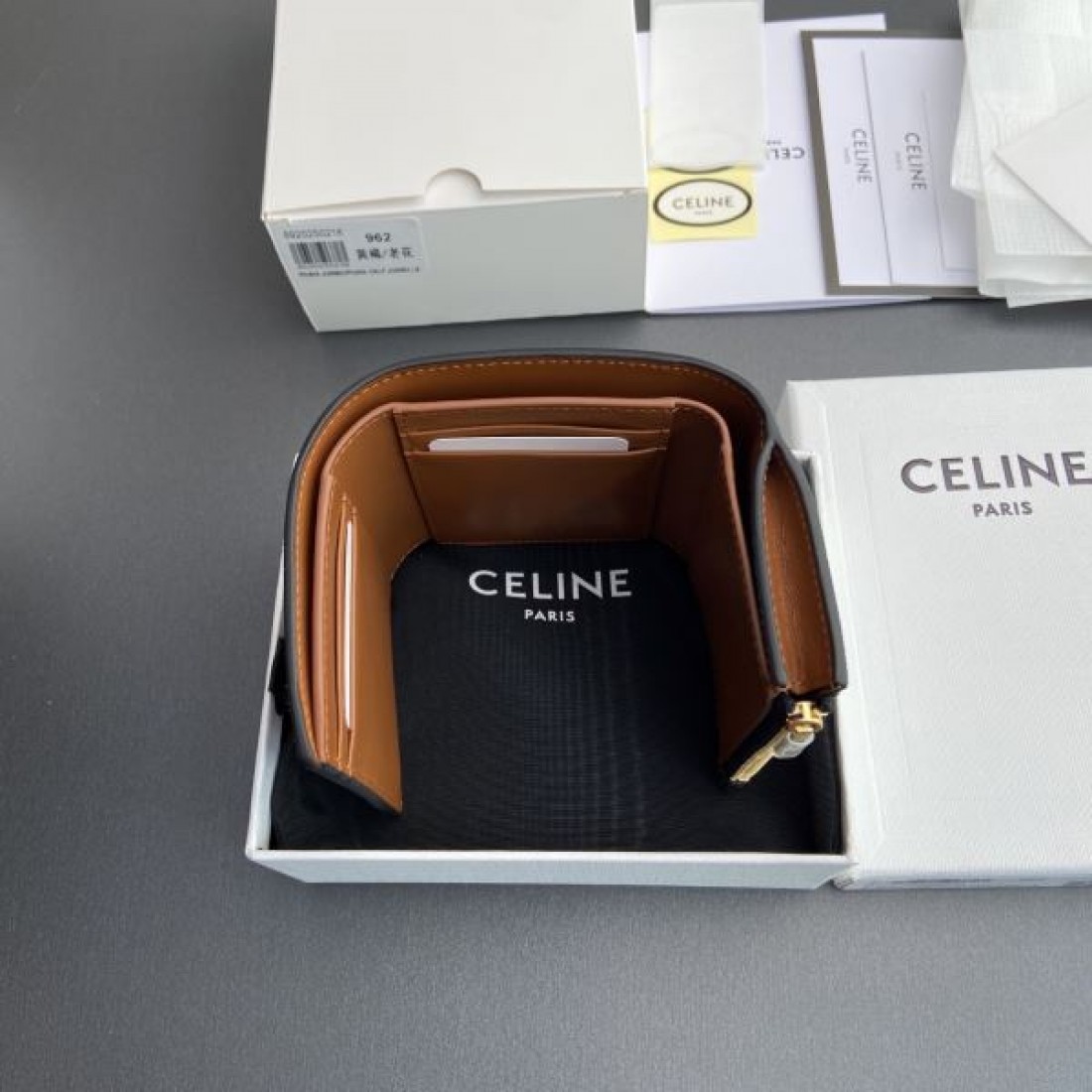 CELINE セリーヌ コピー 三つ折り財布 上品で軽やかな 柔らかな質感