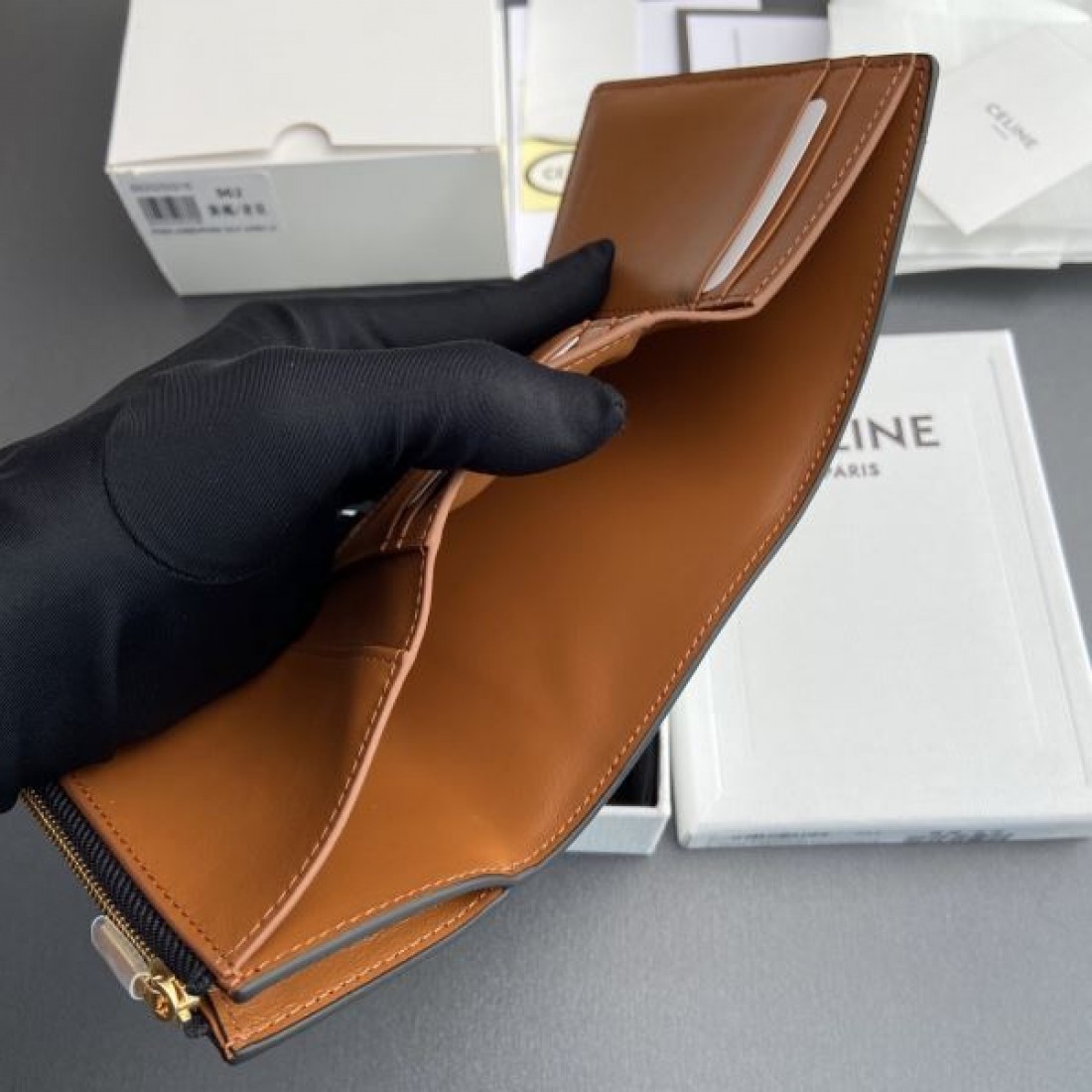 CELINE セリーヌ コピー 三つ折り財布 上品で軽やかな 柔らかな質感