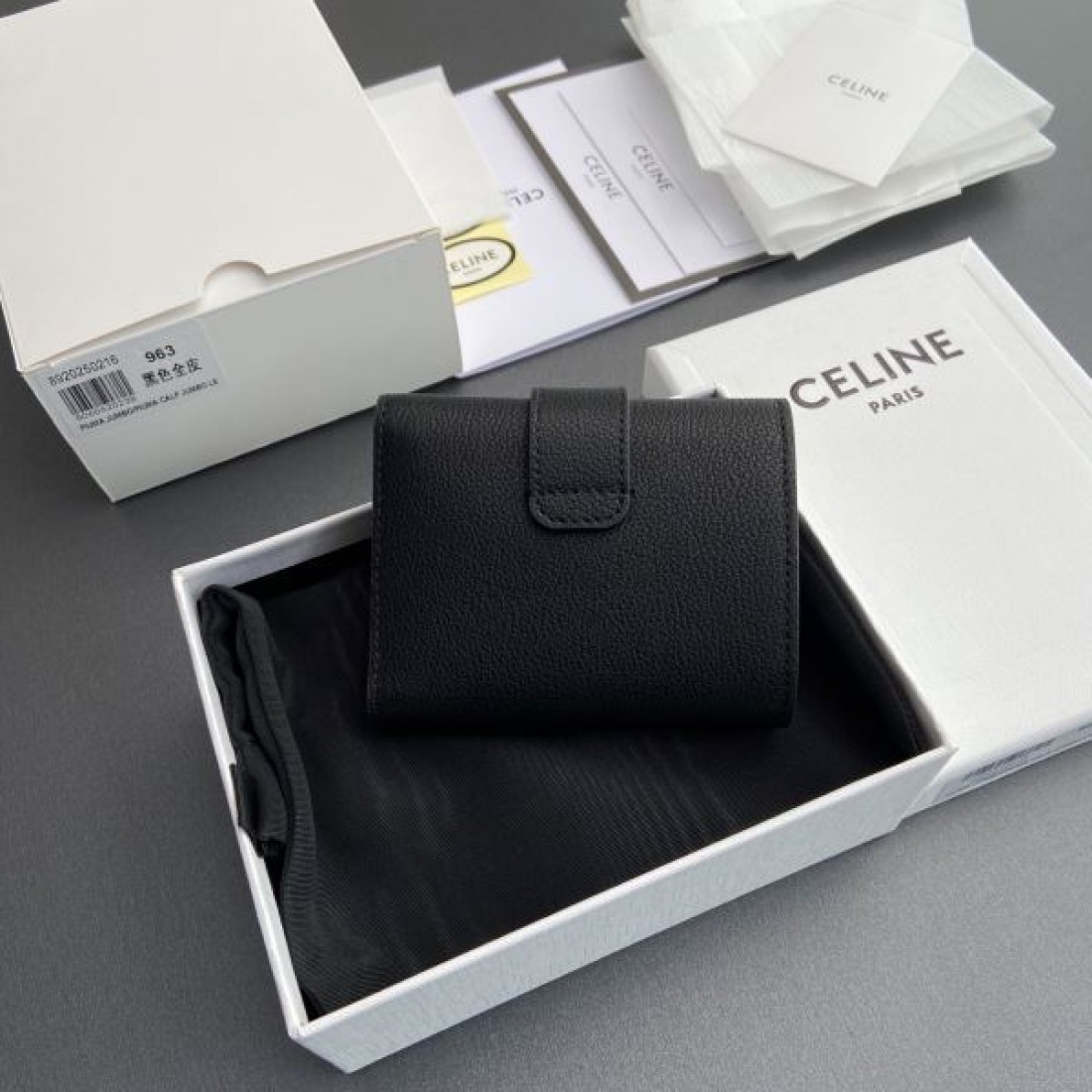 洗練された上品な CELINE セリーヌ コピー 三つ折り財布 モダン