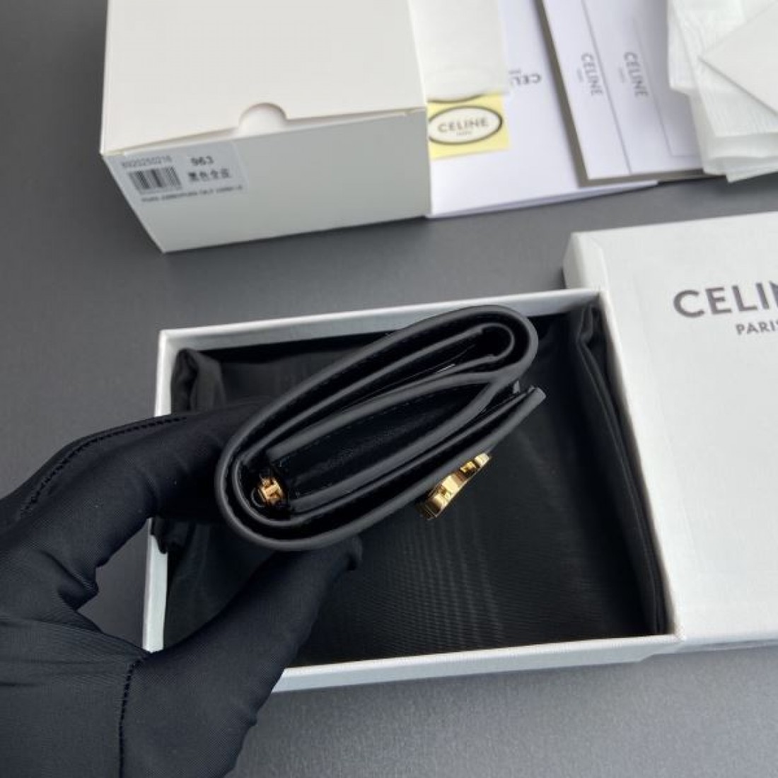 洗練された上品な CELINE セリーヌ コピー 三つ折り財布 モダン