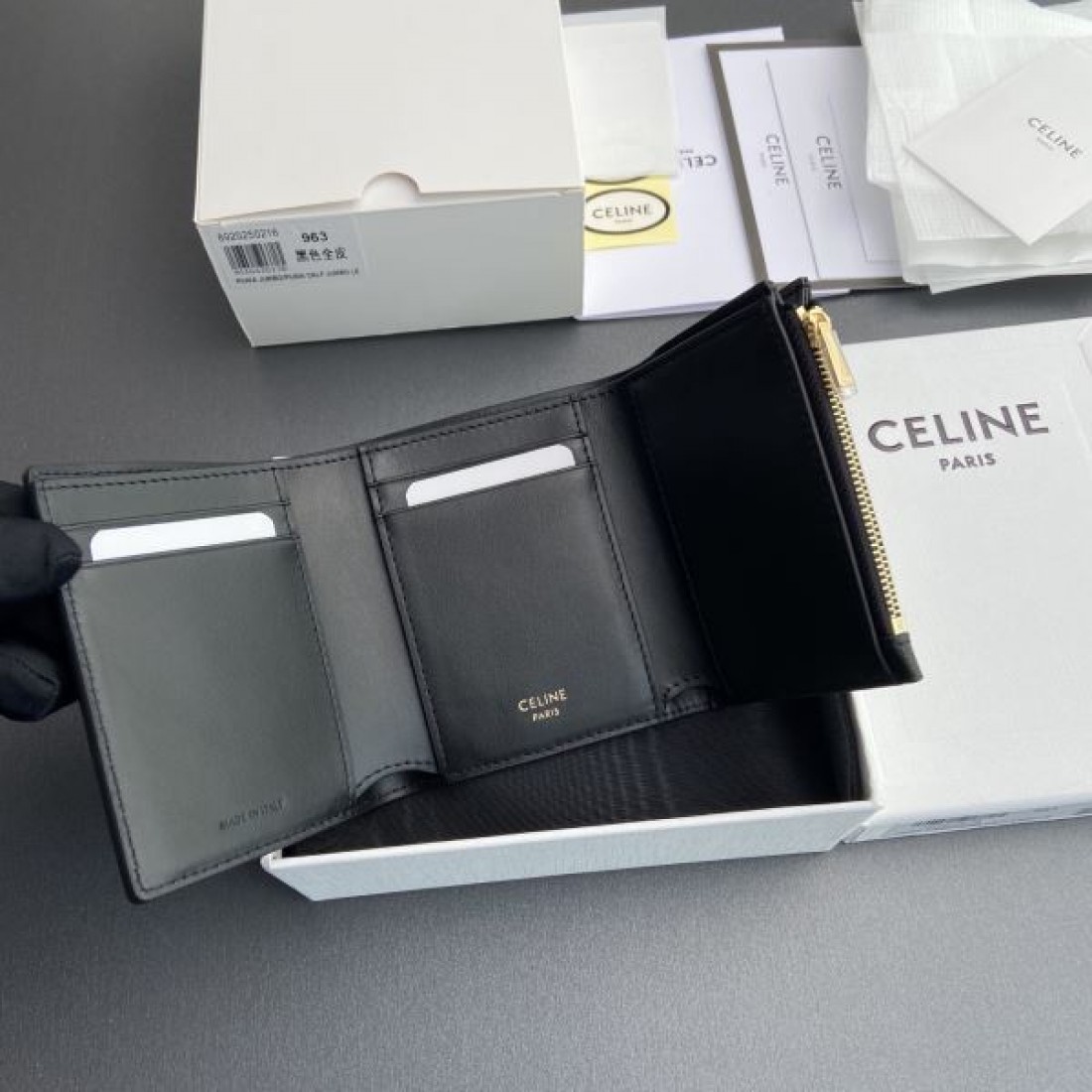 洗練された上品な CELINE セリーヌ コピー 三つ折り財布 モダン
