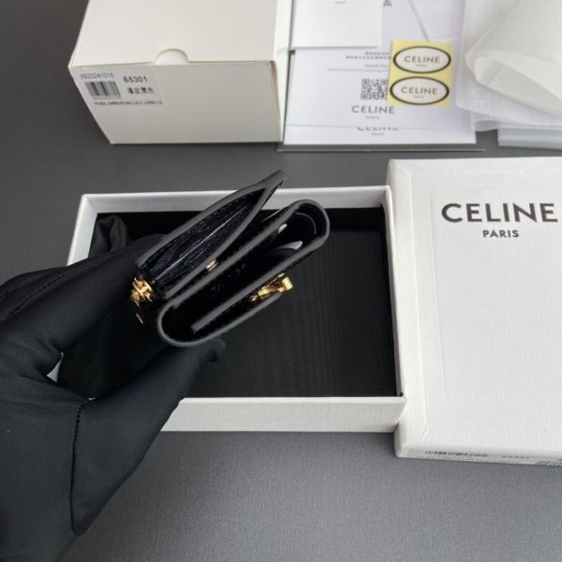夏季新作に狙う CELINE スーパーコピー 三つ折り財布 早い者勝ち