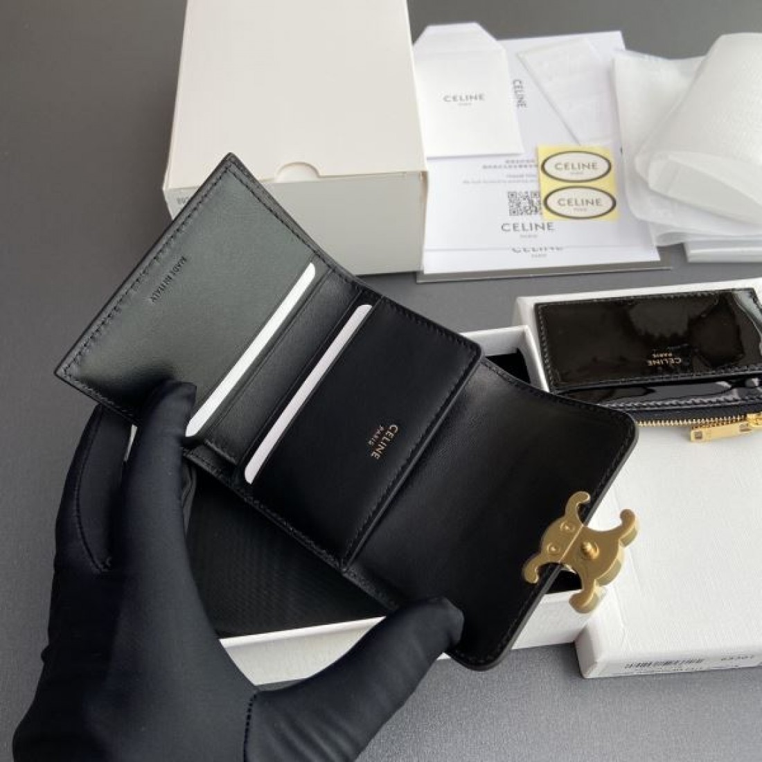 夏季新作に狙う CELINE スーパーコピー 三つ折り財布 早い者勝ち